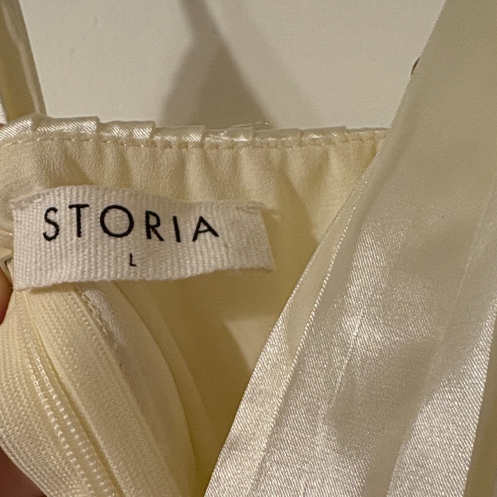 Elegant Cream Satin Pleated Jumpsuit for New Years Eve - Picture 3 of 4